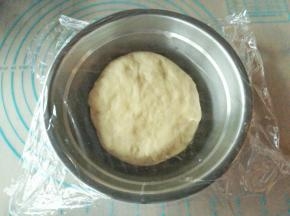 把中种材料混合，揉均匀成团，放碗中盖上保护膜，放进冰箱冷藏发酵17以上