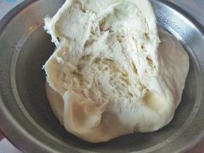 发酵好的中种，拉开面团内部是蜂窝状保