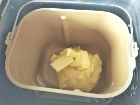 十分钟一个揉面程序结束，放入软化的黄油，再按揉面程序，（放入黄油之后一共还要揉20分钟）