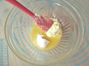 面团发酵的时候，就可以做椰蓉馅，黄油隔水融化，倒入奶粉与糖粉，拌均匀