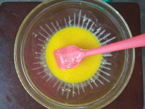 蛋液分次加入黄油中，拌匀