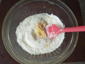 倒入椰蓉，拌均匀