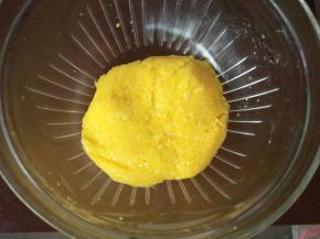 拌好的椰蓉馅，盖膜备用