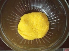拌好的椰蓉馅，盖膜备用