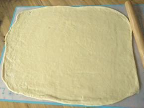 把面团拿出来擀开排气