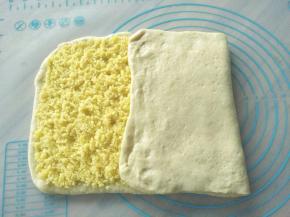 把右边三分之一面团往中间折过来