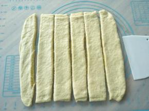 用刮板把面饼切成6等份小条