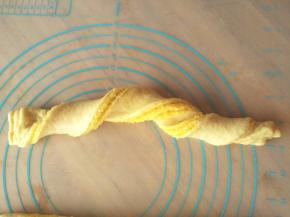 拿一条往反方向扭几圈