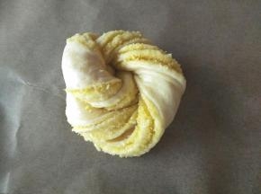 卷起来，把两头收底下，有椰蓉的一面尽量朝上