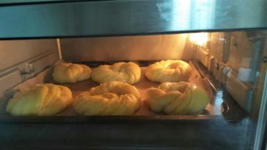 放进预热好的烤箱中层，上火165度下火155度，烤18分钟，最后5分钟可盖上锡纸