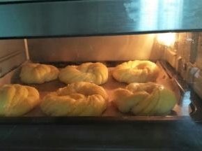 放进预热好的烤箱中层，上火165度下火155度，烤18分钟，最后5分钟可盖上锡纸