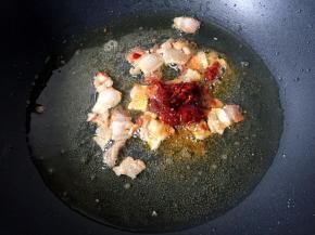 加入一勺豆瓣酱翻炒出香味。