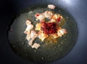 加入一勺豆瓣酱翻炒出香味。
