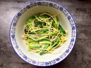 炒好的配菜装入碗中。