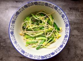 炒好的配菜装入碗中。