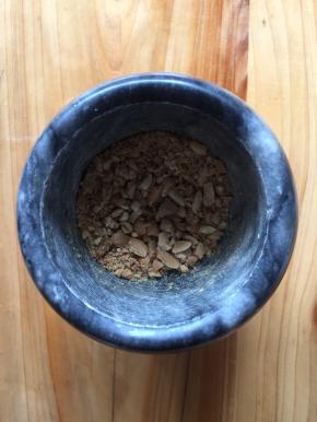 熟花生倒入石臼里捣碎