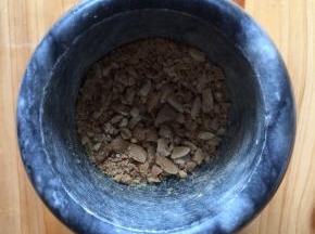 熟花生倒入石臼里捣碎