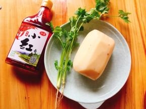 莲藕削皮洗干净备用