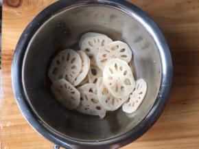 藕片捞起控干水份