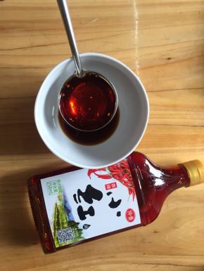 调酱汁：小碗里倒入一勺香醋、一勺白糖、一勺生抽、两勺仲景红油一起搅拌均匀备用