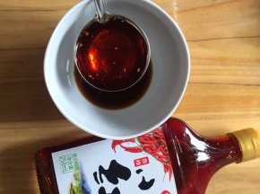 调酱汁：小碗里倒入一勺香醋、一勺白糖、一勺生抽、两勺仲景红油一起搅拌均匀备用