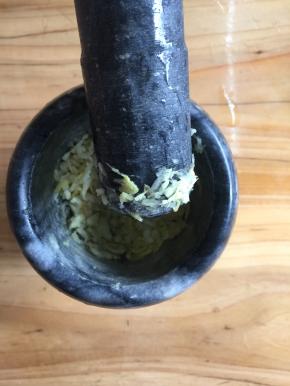 蒜和姜放入石臼中捣成泥状备用