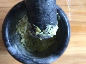 蒜和姜放入石臼中捣成泥状备用