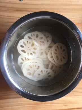 切成薄片泡入清水中浸泡10分钟，洗掉多余淀粉