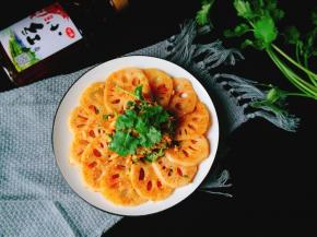 撒上芝麻，香菜末即可装盘食用