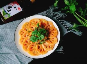 撒上芝麻，香菜末即可装盘食用