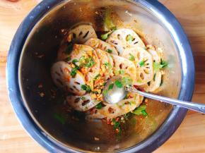 用勺子翻拌均匀