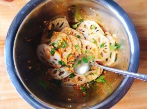 用勺子翻拌均匀