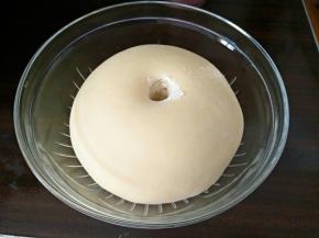 面团发到二倍大，手指沾点面粉戳下去，洞口不回缩不塌陷，就是发酵好了