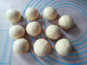 取出来彻底排气后，分成10均份，滚圆