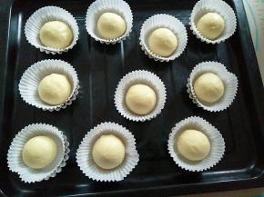 取十个蛋挞模套上纸杯，把面包坯放入杯中