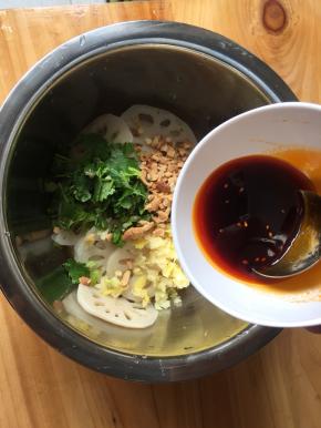 将所有材料倒入藕片中