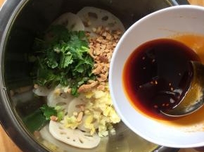 将所有材料倒入藕片中