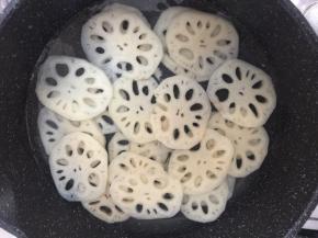 锅里水烧开，倒入藕片焯熟