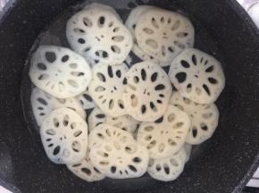 锅里水烧开，倒入藕片焯熟