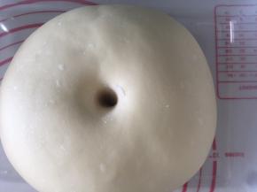 发酵好的面团手指蘸粉戳孔洞口不回缩不塌陷就可以了