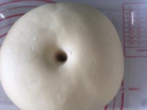 发酵好的面团手指蘸粉戳孔洞口不回缩不塌陷就可以了
