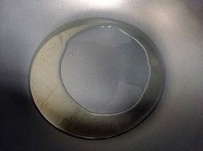 热锅再倒油烧至八成热。