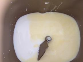 放入淡奶油，全蛋液