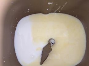 放入淡奶油，全蛋液