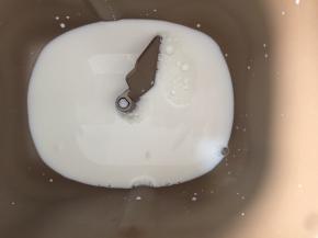 牛奶温热放入面包机不内，预留点融化酵母