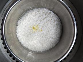 放刚刚没过糯米的水量，滴两滴香油，入蒸锅蒸熟。 ～同时可以把腊肉也放蒸锅中一起蒸熟。