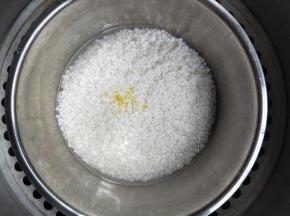 放刚刚没过糯米的水量，滴两滴香油，入蒸锅蒸熟。 ～同时可以把腊肉也放蒸锅中一起蒸熟。