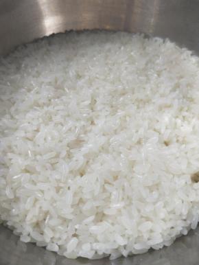 取出蒸熟的糯米，搅拌开放凉备用。