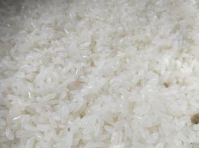 取出蒸熟的糯米，搅拌开放凉备用。