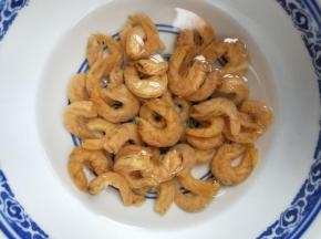 提前泡软虾仁。